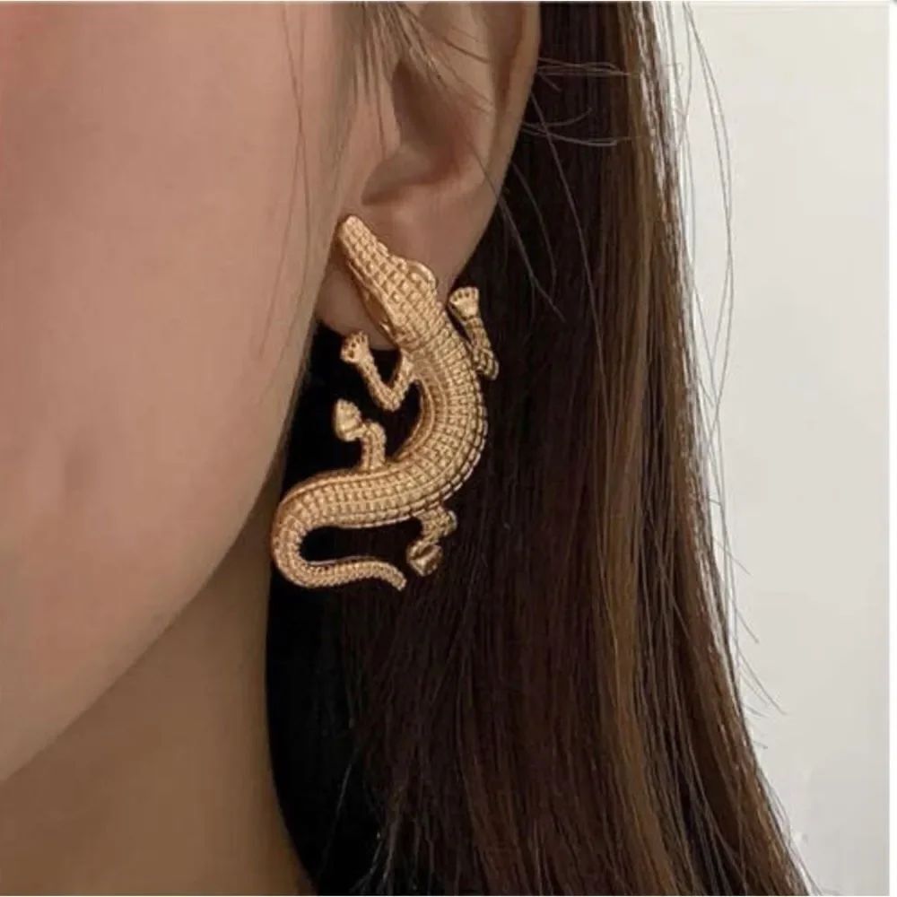 🐊 New Amazing & Stunning & unique goldtone alligator stud earrings 🐊